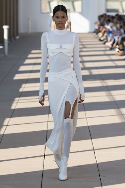 White Futuristic Aesthetic Fashion, Cool Runway Outfits, Futuristic Fashion Runway, White Runway Looks, High Fashion Summer Outfits, White Dress Runway, Futuristic Fashion Aesthetic, Mode Harajuku, Looks Hip Hop