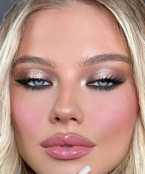 Glowy Silver Makeup, Light Makeup Inspiration, Angel Glam Makeup, Natural Eye Looks For Blue Eyes, Pink Soft Glam Makeup Looks, Kim Kardashian Met Gala Makeup, Pink Makeup Natural Looks, Pretty Eye Makeup Looks, Makeup For Pink Dresses