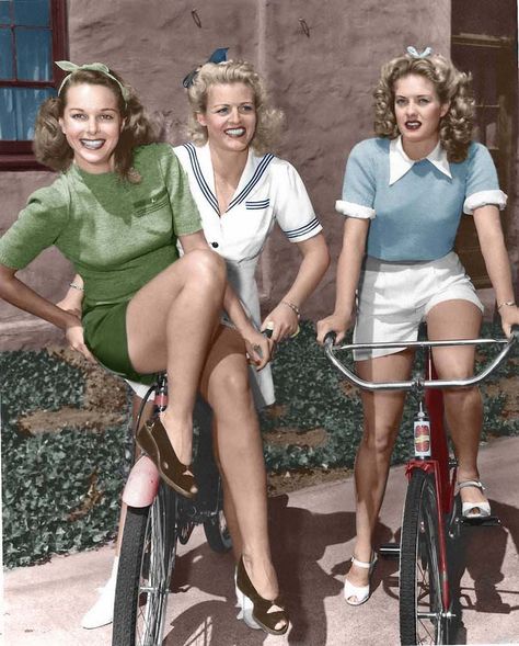 40s Mode, 1950s Shorts, The Sartorialist, Mode Retro, Victory Garden, Pedal Pushers, Retro Shorts, 1950s Style, Retro Mode
