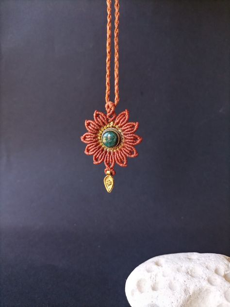 Diy Pendent, Diy Macrame Necklace Tutorial, Diy Macrame Necklace, Micro Macrame Bracelet, Macrame Colar, Macrame Mandala, Macrame Bracelet Patterns, Beaded Jewelry Bracelets, Bracelet Knots