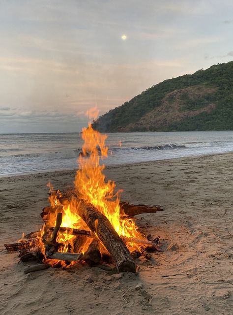 Beach Sunsets, Campfire On Beach, Fire On The Beach, Obx Summer, Summer Campfire, Beach Fire, Robinson Crusoe, On Beach, Beach Vibes