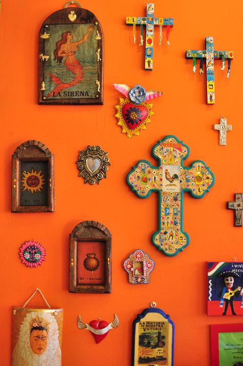 Crosses On Wall Ideas, Mexican Gallery Wall Folk Art, Traditional Mexican Living Room, Modern Mexican Room Decor, Mexican Art Home Decor, Diy Mexican Home Decor, Mexican Altar Ideas, Mexican Wall Colors, Mexican Yard Decor