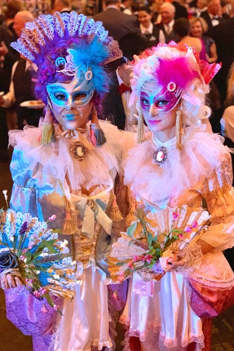 From traditional masked balls to masquerade-themed kids’ birthday parties, this lavish theme is coming back in a big way. These 11 masquerade-themed party ideas are sure to spark inspiration. Masquerade Theme Party, White Floral Decor, Theme Party Ideas, Unique Party Ideas, Masquerade Theme, Adult Party Themes, Romantic Candlelight, Beautiful Days, Feather Decor