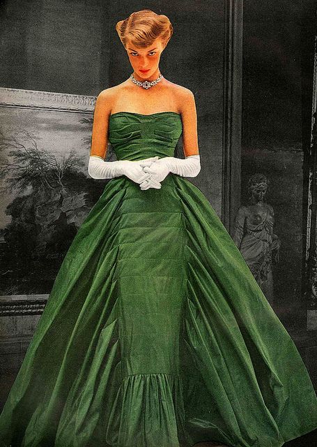 Taffeta ballgown by Adrian. Vogue November 1948 40s Fashion, Strapless Evening Gowns, Fashion 1940s, Look Jean, Look Retro, Vintage Gowns, Vintage Couture, Moda Vintage, 1940s Fashion