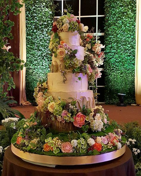 Enchanted forest theme cake Forest Theme Cakes, Enchanted Forest Cake, Wedding Cake Forest, Enchanted Forest Quinceanera Theme, Enchanted Forest Quinceanera, Enchanted Forest Decorations, Quince Themes, Enchanted Forest Party, Enchanted Forest Theme