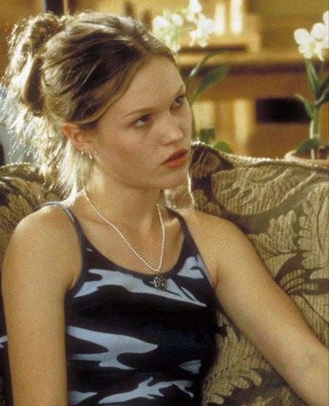 90s Fashion, Kat Stratford, 10 Things I Hate About You, Angry Girl, Julia Stiles, Masala Chai, Iconic Movies, Film Aesthetic, Photo Profil