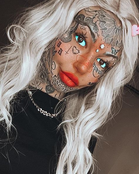 Amber Luke who has spent $50k on 600 tattoos covers them up to see how she looks Female Tattoos, Mandalas, Amber Luke, Alien Beauty, Eyeball Tattoo, Boring Pictures, Unique Body Piercings, Face Tattoos For Women, Belly Tattoo