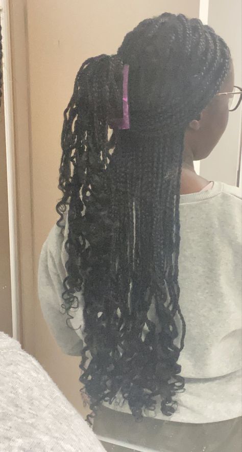 Box Braids Ideas Medium, Knotless Braids Hairstyles Medium Length, Short Black Braids With Curls, Medium Braids With Curls At The End, Braids W Curls At The End, Curled Ends Box Braids, Braided Hairstyles Curly Ends, Braids With Curls At The End Hairstyles, Knotless Box Braids Medium Hairstyles