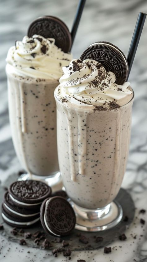 Get ready to whip up the most scrumptious Oreo milkshake you've ever tasted! It's rich, creamy, and loaded with delicious cookies and cream texture. Oreo Milkshake Photography, Milkshake Cookies And Cream, Yummy Shakes Recipes, Things To Eat With Whipped Cream, Drink Ideas For School, Korean Milkshake, How To Do Ice Cream, Foods To Make For Breakfast, How To Make Delicious Food