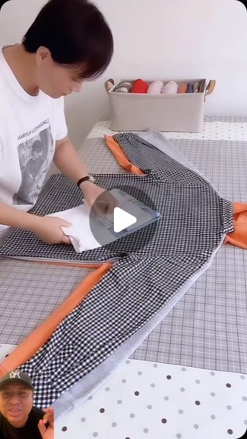 Josesito Hernández on Instagram Folding Hacks, Packing Hacks Clothes, Packing Clothes, Clothes Organization Diy, Dresses Aesthetic, Diy Fashion Hacks, Diy Clothes Life Hacks, Everyday Hacks, Folding Clothes