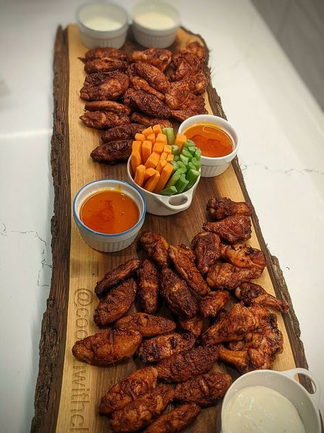 Wing Tray Ideas, Chicken Wings Charcuterie Board Ideas, Chicken Wing Platter Ideas, Charcuterie Board Wings, Hot Wing Charcuterie Board, Chicken Wings Party Display, Wing Boards For Parties, Chicken Wing Board Ideas, Wings Platter Ideas