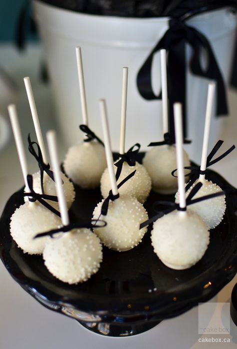 Black And White Elegant Birthday Party, Black And White Birthday Food, White Cake Black Bow, Black And White Desserts Ideas, White And Black Party Theme, Black Theme 21st Birthday, Black Swan Birthday Party, Black And White Birthday Theme Ideas, Black And White Theme Birthday Party