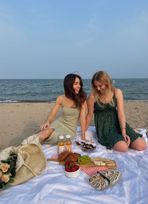 Beach picnic, picnic aesthetic, bff picnic date, cute photo inspo, aesthetic food layout, charcuterie board, beach sunset Cute Beach Picnic Date, Picnic At The Beach Photoshoot, Bestie Date Outfit, Picnic At Beach Aesthetic, Friends Beach Picnic, Beach Picnic Date Aesthetic, Picnic On A Beach, Picnic On Beach Ideas, Beach Date Photoshoot