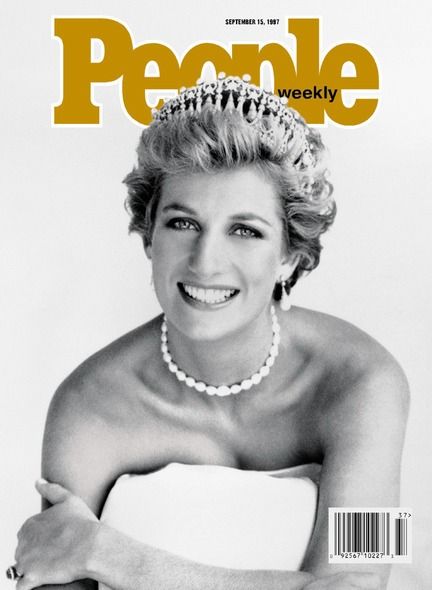 12 Iconic Magazine Covers You'll Never Forget People Magazine Covers, Paper Magazine, Cool Magazine, Uma Thurman, Magazine Cover Design, Demi Moore, John Travolta, Anne Frank, Elle Magazine