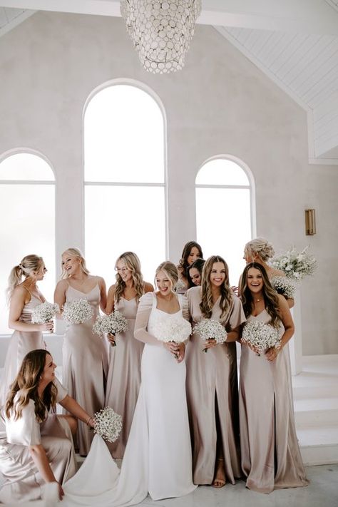 Minimalist Bridesmaid Dresses, Light Coloured Bridesmaid Dresses, Classy Wedding Colors, Timeless Wedding Colors, Champagne Color Palette Wedding, White And Beige Wedding, Bride And Bridesmaid Bouquets, Champagne Wedding Themes, Classy Bridesmaid Dresses