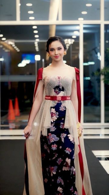 Red Kebaya Modern, Batik Dress Modern Gowns, Kebaya Simple Elegant, Batik Gown, Tenun Fashion, Kebaya Simple, Batik Dress Modern, Model Kebaya Modern, Kebaya Modern Dress
