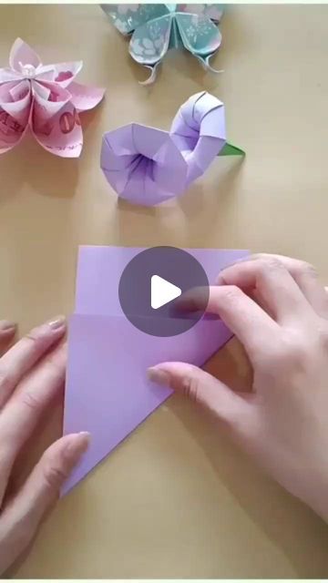 Flowers Of Paper How To Make, Origami Flowers With Sticky Notes, Paper Flowers Handmade, Paper Flower Stems Diy, 3d Paper Crafts Easy, Different Paper Flowers, Flowers Making With Paper, Paper Folding Flowers Easy, Oragami Ideas Cute Flower Easy