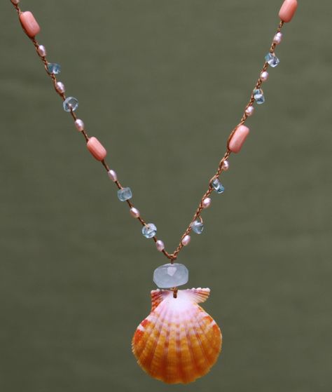 . Crochet Shell Necklace, Shell And Bead Necklace, Seashell Pendant Necklace, Necklaces With Shells, Metkayina Jewelry, Seashell Jewelry Aesthetic, Sea Shell Necklace Aesthetic, Sea Beads Jewelry, Seashell Beaded Necklace