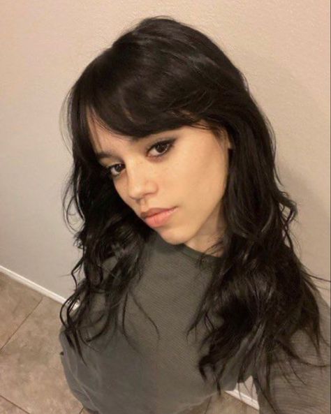 Jenna Ortega With Black Hair, Bangs Like Jenna Ortega, Jenna Orgeta Hair, Wispy Curtain Bangs Jenna Ortega, Dark Brown Hair W Curtain Bangs, Jenna Ortega Without Bangs, French Bangs Jenna Ortega, Jenna Ortega Hair Curtain Bangs, Wispy Bangs Jenna Ortega