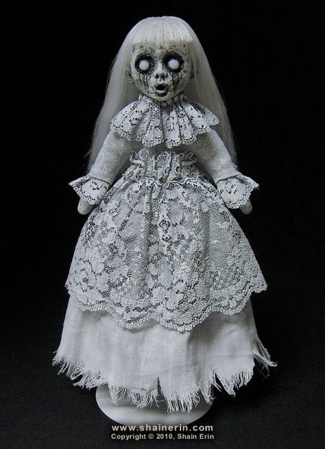 Morbid Art, Creepy Doll Halloween, Creepy Baby Dolls, Zombie Dolls, Scary Dolls, Creepy Horror, Haunted Dolls, Gothic Dolls, Monster Dolls
