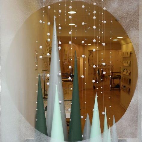 Creative Christmas Window Lighting Ideas – EP Designlab LLC Christmas Window Display Retail, Decoracion Navidad Diy, Christmas Shop Displays, Winter Window Display, Boutique Window Displays, Holiday Retail, Christmas Shop Window, Vitrine Design, Holiday Window Display