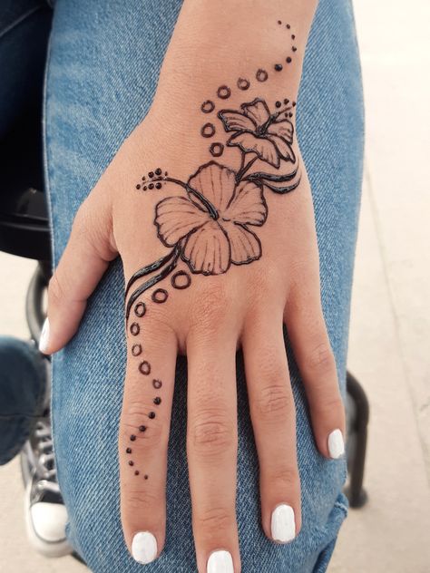 Henna Flowers Simple, Cute Hand Henna Tattoos, Cute Henna Designs On Thigh, Cute Henna Tattoos Hand Easy, Henna Tattoo Designs Feet Simple, Indie Henna Designs, Hana Design Henna Tattoos, Flower Henna Tattoo Designs, Bic Body Mark Tattoo Ideas