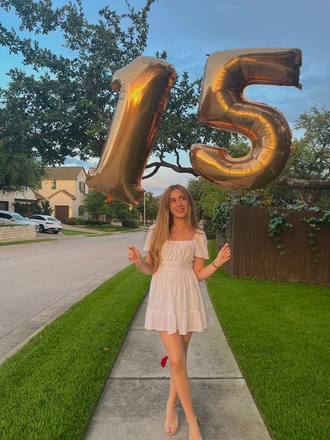 15th birthday pics gold balloons Birthday Photoshoot 15 Year, Bday Photography Ideas, Balloon Birthday Pictures, Birthday Pic With Balloons, Birthday Outfit Pictures, 15 Year Birthday Ideas, 15rh Birthday Ideas, Birthday Pictures For Instagram, Birthday Photo With Balloons