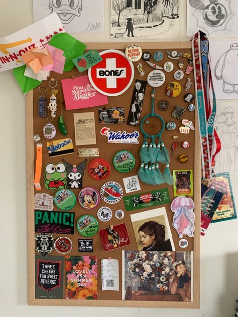 Corkboard Ideas Aesthetic, Tack Board Ideas, Bulliten Boards Ideas Aesthetic, Push Pin Board Ideas, Decorative Cork Board Ideas, Cute Cork Board Ideas, Bulletin Board Ideas Aesthetic, Bulletin Board Aesthetic, Corkboard Ideas Decor