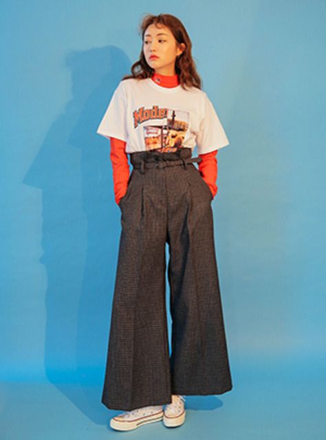 Business Casual Outfits Graphic Tee, Tshirt Over Button Up, Korean 80s Fashion, 90s Pants Outfits, Colorful Quirky Outfits, 80s Poses Photo Ideas, Winter 80s Outfits, 80s Korean Fashion, Norway Street Style