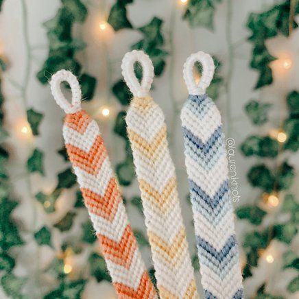 Friendship Bracelets Anklets, Friendship Bracelet Patterns Two Colors, Aesthetic Chevron Bracelet, Friendship Bracelets Embroidery Thread, Friendship Bracelet Ideas String, Cute Thread Bracelet Ideas, Friend Bracelets Pattern, Cute Friendship Bracelet Ideas, How To Make Chevron Friendship Bracelets