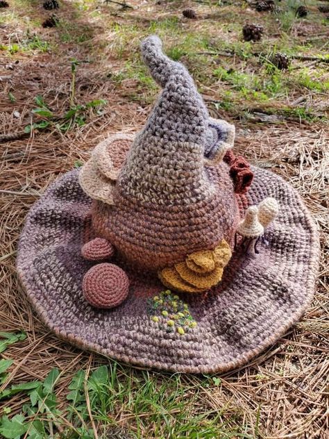 Druid Crochet Patterns, Cottage Core Amigurumi, Whimsical Diy Crafts, Medieval Crochet Ideas, Mushroom Jack O Lantern, Crochet Fantasy Hat, Ren Faire Goblin, Fantasy Crochet Ideas, Ren Faire Outfits Crochet