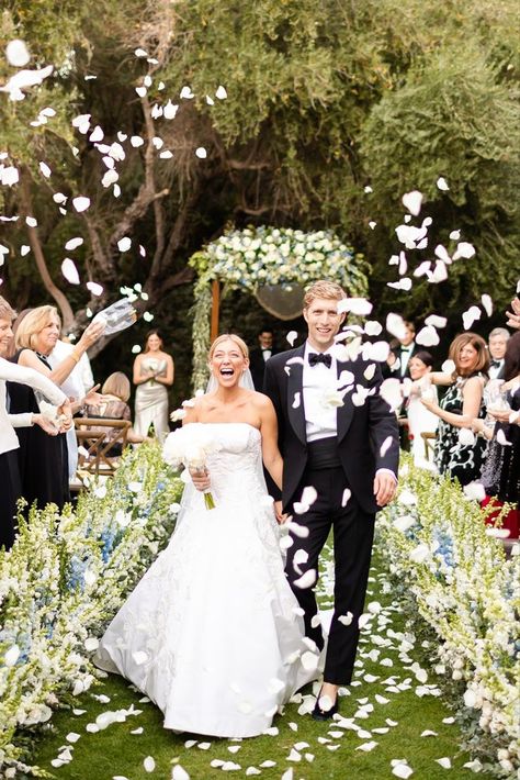 Wedding Ceremony Confetti, Wedding Photo Checklist, Wedding Ceremony Pictures, Decoration Evenementielle, Wedding Portrait Poses, Wedding Exits, Wedding Ceremony Photos, Wedding Photography Styles, Palm Springs Wedding