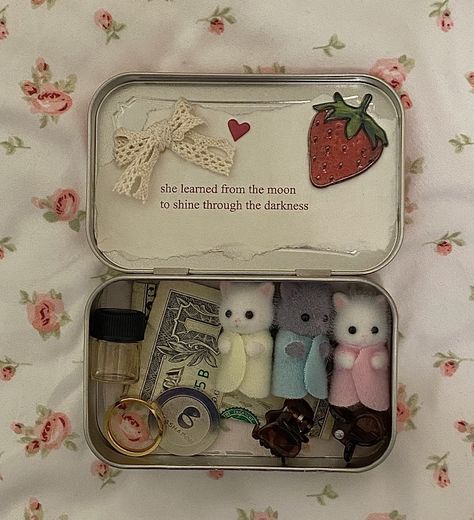 Alto Is Tin Ideas, Altoid Tin Shrine, Altoids Wallet Calico Critters, Mini Altoid Tin Ideas, Altoids Wallet Ideas, Tin Box Crafts, Altoids Tin Wallet, Altoids Box Ideas, Altoid Tin Ideas