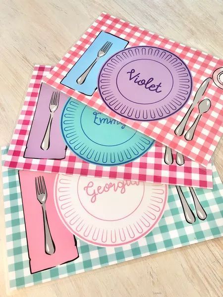 Personalized placemats are such a fun gift for kids!! Kids gift idea, spring kids, placemat, pink gingham, toddler gift, easter basket gift idea #LTKfamily #LTKbaby #LTKkids Montessori, Laminated Placemats Diy, Preschool Placemats, Placemat Ideas, Toddler Placemat, Kids Plates Set, Personalized Placemats, Back To School Gifts For Kids, Personalised Placemats