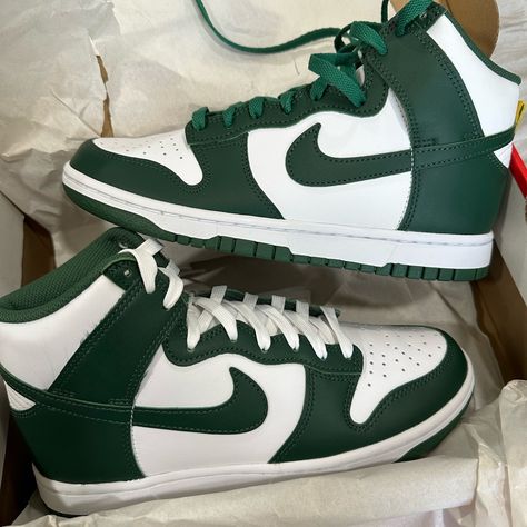 Nike Dunk Hi Retro Size 7 Men’s / Women’s 8.5 Noble Green - White New With Box Purchased At Kith Brand New / Unused / Unworn Also Comes With Extra Set Of Green Laces. Original White Laces Included. I Changed The Lace To Green On One Shoe But You Can Change It Back To White Or Change The Other To Green Men’s Nike Shoes, White And Green Shoes, Green Shoes Men, Green Nike Dunks, Green Nikes, Shifting Hogwarts, Nike Shoes Men, Nike Travis Scott, Nike Air Jordan 8