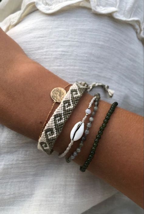 Friendship Bracelets Jewelry, How To Make Greek Wave Bracelet, Greek Waves Friendship Bracelet, Obx Friendship Bracelets Ideas, How To Make A Greek Wave Bracelet, Earth Tone Friendship Bracelet, Aesthetic Bracelets Gold, Greek Friendship Bracelet, How To Make Different Types Of Bracelets