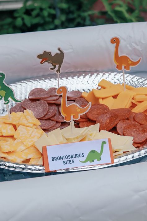 From the Dino-mite food table at my sons 2nd birthday. Great for a summer snack for any dinsoaur lover! Brontosaurus bites - cheese, crackers, and meats! Jurassic Park Snack Ideas, Dinosaur Themed Snacks Birthday Parties, Easy Dinosaur Snacks, 3 Rex Food Ideas, Dinosaur Nacho Bar, Dino Birthday Snacks, Dinosaur Snack Table, Dinosaur Birthday Party Food Snacks, Dino Veggie Tray