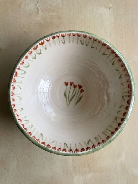Pottery Bowl Art, Floral Pottery Designs, Flower Pot Ceramic Ideas, Pretty Ceramic Bowls, Ceramic Bowl Flowers, Aesthetic Bowl Painting, Ceramic Bowl Flower Design, Ceramic Pottery Flowers, Pretty Bowls Ceramics