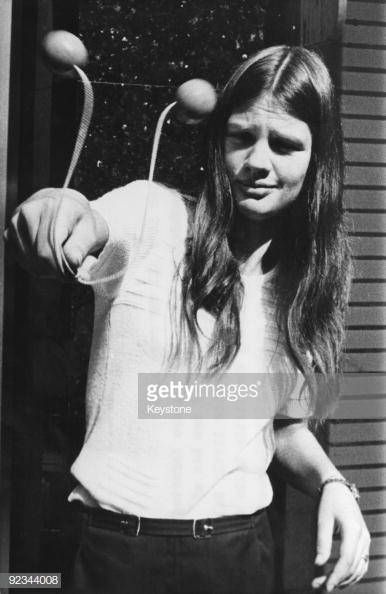 A young girl demonstrating the use of clackers, the latest craze in... News Photo - Getty Images 1970s Toys Childhood Memories, Vintage Fisher Price Toys 1970s, 70s Toys Childhood Memories, 1970s Childhood Nostalgia, 50th Class Reunion Ideas, Vintage Toys 80s, Lawn Darts, Vintage Toys 1970s, Newton's Cradle