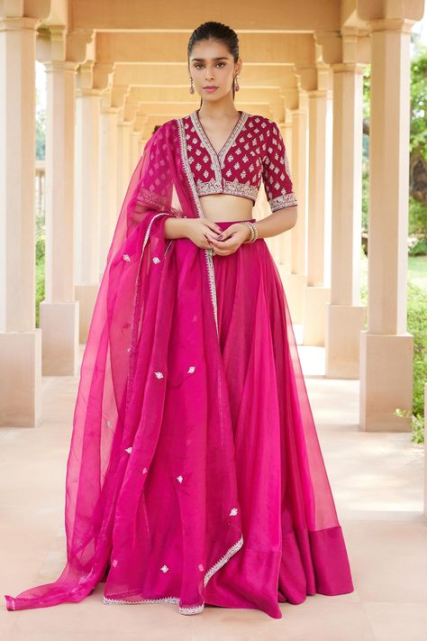 Lehenga V Neck Blouse Designs, Lehenga Front Neck Designs, Fuchsia Pink Lehenga, Jwellery Idea With Saree, Pink Lehenga Blouse Designs, Plain Organza Lehenga, Plain Lehenga Designs, Organza Lehenga Designs, Indian Wedding Outfits Sisters