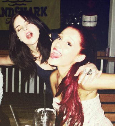 Liz & Ariana Liz And Ariana Aesthetic, Victorious Pfp, Liz And Ariana, Liz Gillies Hot, Ariana Grande Liz Gillies, Nickelodeon Aesthetic, Uk Icon, Liz Gilles, Victorious Cast