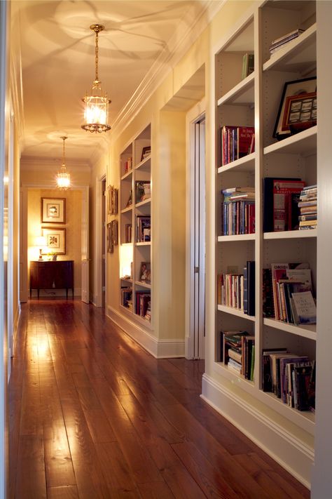 Home Libraries, Cozy Beach House Living Room, Turret House, Beautiful Libraries, Traditional Aesthetic, Corner Bookshelves, Long Hallway, Southern Comfort, घर की सजावट