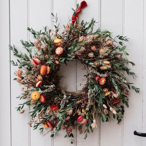 Natal, Autumn Wreath Ideas, Floral Portfolio, Dried Floral Wreaths, Dried Wreath, Wreaths Ideas, Autumn Wreaths For Front Door, Christmas Flower Arrangements, Flower Wreaths