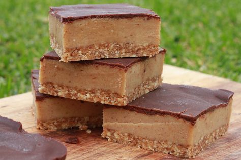 Vegan Caramel Slice, Best Green Juice, Caramel Slices, Raw Vegan Dessert Recipes, Albanian Food, Organifi Green Juice, Clean Treats, Paleo Gluten Free Recipes, Healthy Candy