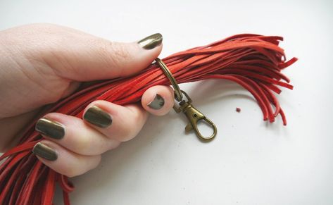 Tassel Keychain Diy, Diy Bag Charm, Diy Leather Tassel, Tassle Keychain, Crochet Flower Bag, Purse Charms Diy, Suede Earrings, Leather Fringe Purse, How To Make Leather