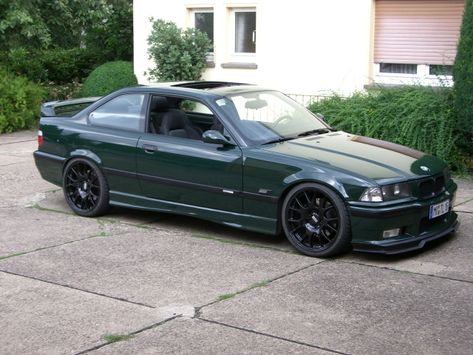 old school bmw e36 m3 in british racing green Bmw E36 Green, Green Bmw E30, Green Bmw, Old Bmw, Bmw E36 M3, Bmw Old, Bmw 318, E36 Coupe, Bmw M Series