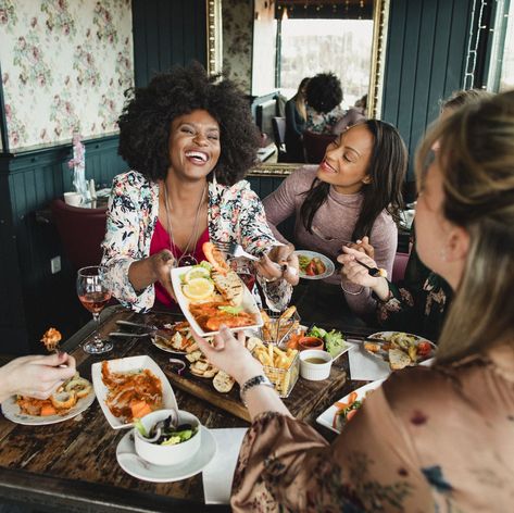 Essen, Friends At Brunch, People Sharing Food, Eating With Friends Aesthetic, Friends In Restaurant, People Enjoying Food, Friends At Restaurant, Friends And Food, Friends Eating