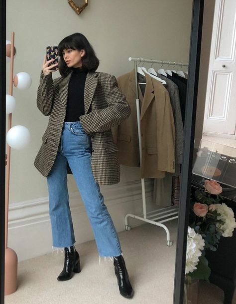 Navy High Waisted Pants Outfit, Academic Presentation Outfit, Professor Clothes Women, Vogue Outfit Ideas, 10 Degrees Outfit, Modern Interview Outfit, Styling Petite Women, Jean Oxford Outfit, Brown V Neck Sweater Outfit