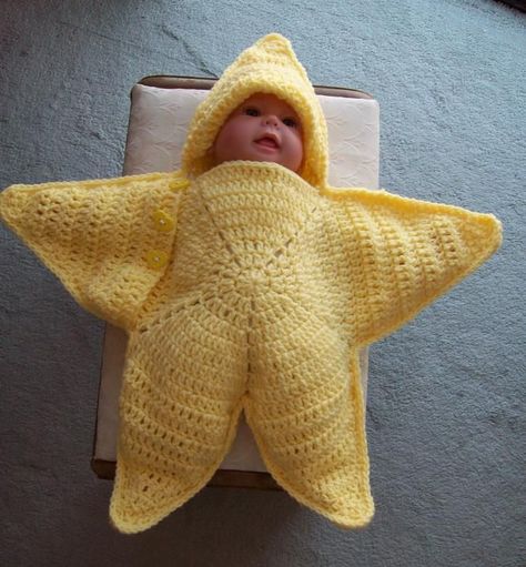 This vintage pattern is making a comeback! Crochet a Starfish Baby Outfit - Free Pattern! #crochet #freepattern #vintage #retro #handmade #diy #handmadegift #giftideas #babygift Crochet Sleeping Bag, Easy Crochet Blanket Patterns, Baby Starfish, Crochet Starfish, Crochet Blanket Tutorial, Crochet Baby Blanket Beginner, Fast Crochet, Star Crochet, Crochet Blanket Pattern Easy