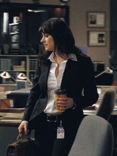 Emily Prentiss Aesthetic Outfit, Fbi Woman Aesthetic, Detective Woman Aesthetic, Emily Prentiss Outfits, Detective Woman, Woman Detective, Detective Outfit, Emily Prentiss, Crminal Minds